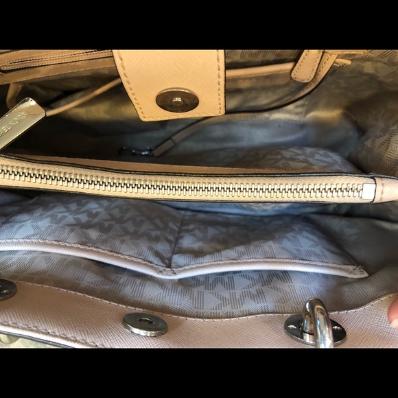 Michael Kors Blush Handbag - Picture 3 of 8